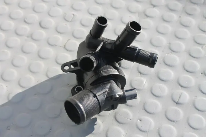 Nissan Juke I - Boîtier de thermostat - Nissan OE image 2