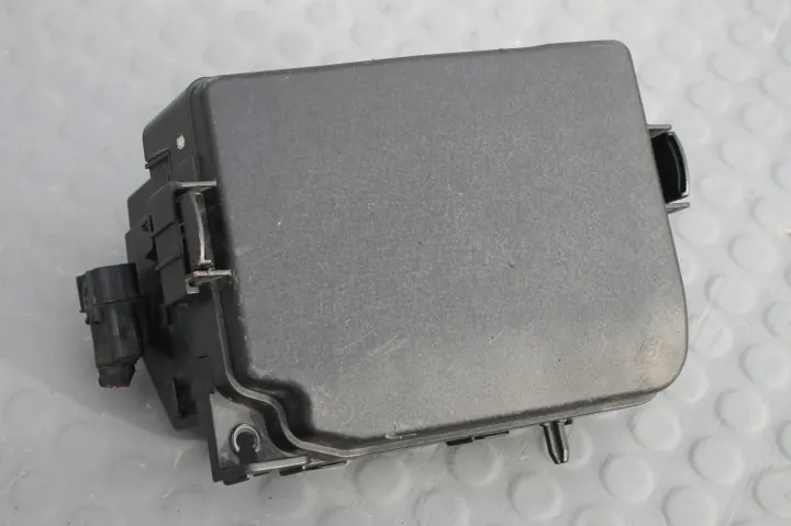 Kia Carens IV - Boîte à fusibles - OEM 18790-01315 image 2