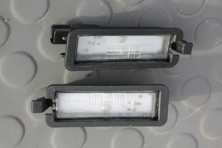 Chrysler Pacifica - Lampe plaque LED d'origine 68276972AA image 2
