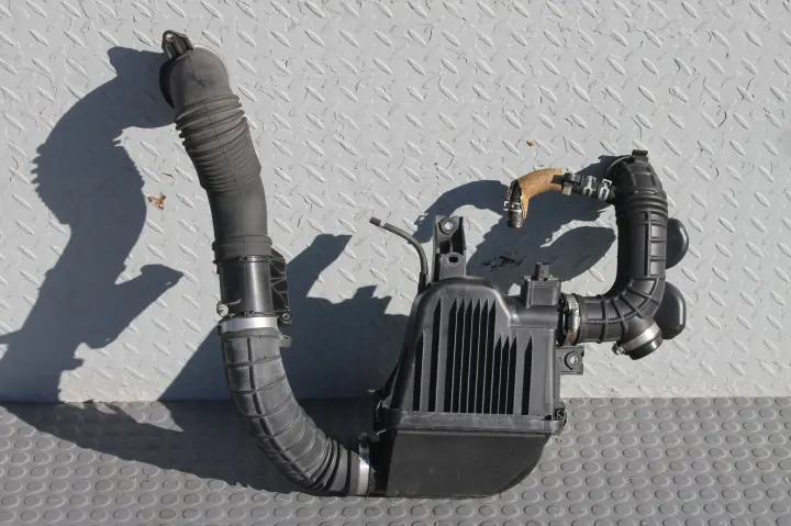 Suzuki SX4 S-Cross - Admission d'air complet - OEM 13767-64R00 image 2