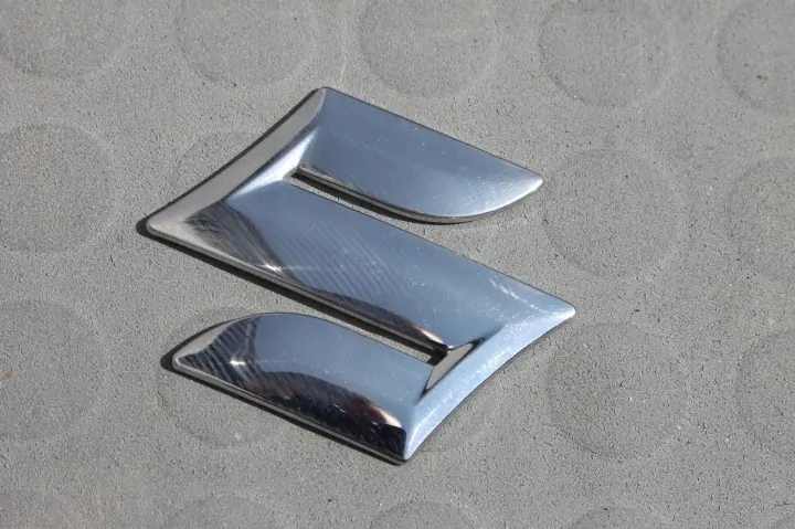 Suzuki - Grand Vitara II - Emblème de coffre arrière - ZNACZEK-EMBLEMAT-LOGO-SUZUKI-GRAND-VITARA-II image 2