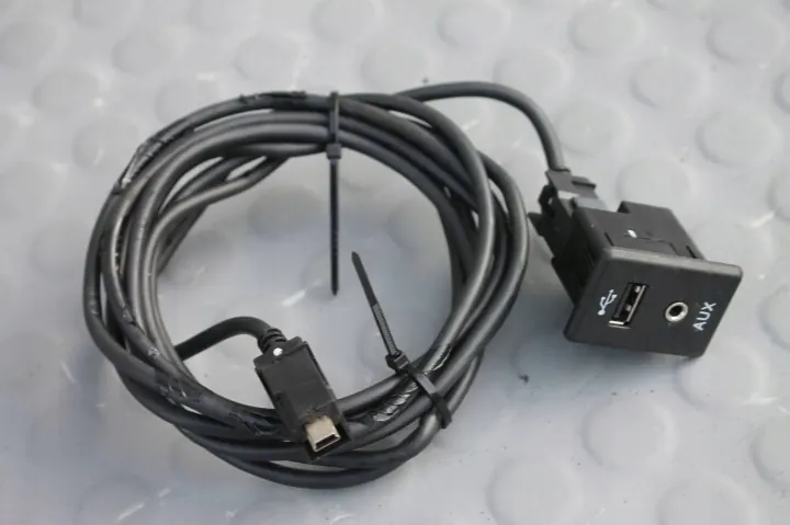 Nissan Qashqai J11 - Prise USB AUX Jack - OEM 795405004 image 2