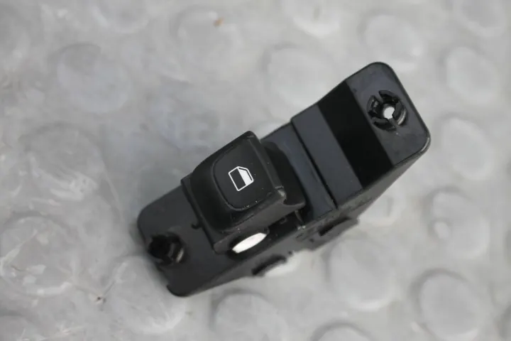 Kia Rio IV - Bouton vitre avant droit 93575H8500RIOIV image 2