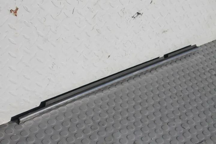 Suzuki SX4 S-Cross - Listwa parapet drzwi lewy tył - OE image 2