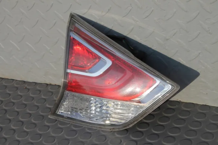 Nissan X-Trail III - Phare de hayon gauche OEM 226-17939 image 2