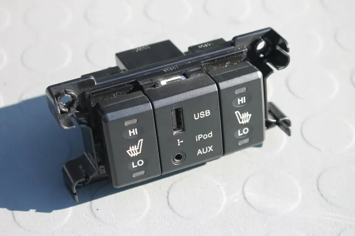 Hyundai Santa Fe II - Bouton chauffage sièges USB - OEM 86120-2B000 image 2