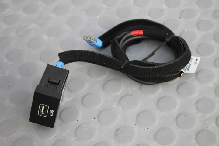 Port USB + câble Hyundai I30 III Lift 20- USB96120G4250 image 2