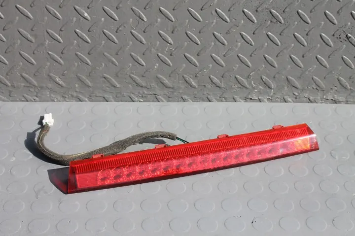 Hyundai Santa Fe II - Troisième feu stop - OEM 92700-2B0 image 2