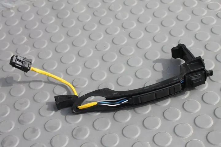 Bouton microswitch poignée main libre gauche avant Hyundai I20 III image 2