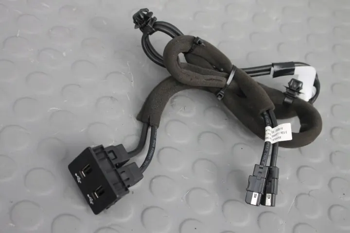 Mitsubishi Eclipse Cross - Prise USB - OEM 8718A042 image 2
