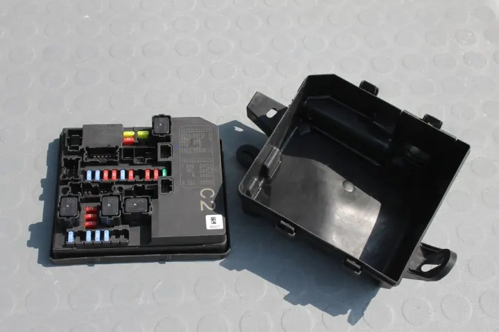 Module de fusibles Nissan Juke I 1.5 DCI - 284B71KA0C image 2