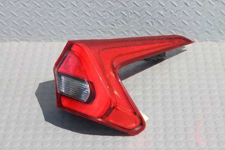 Mitsubishi Eclipse Cross - Phare arrière droit OEM 8330B012 image 2