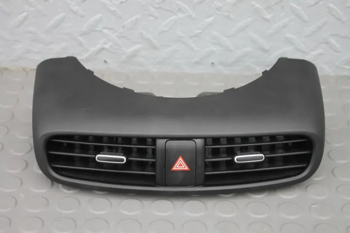 Kia Soul II - Grille de ventilation centrale avec bouton d'urgence image 2
