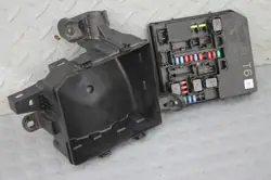 Boîte à fusibles pour Nissan Juke I (F15) - 284B71KK0B